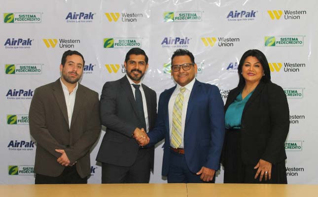 Representantes de AirPak y Sistema Fedecrédito